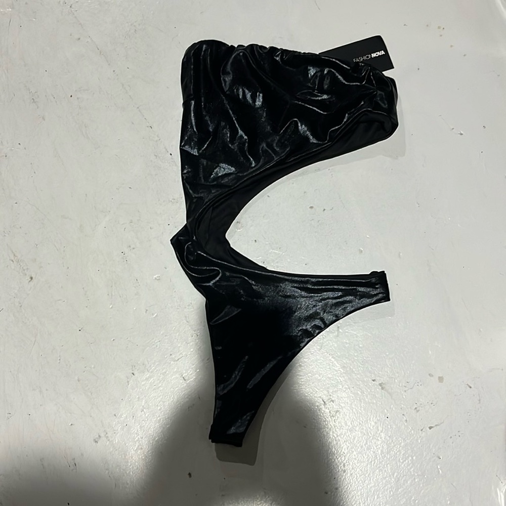 Fashion Nova “Always cutting in tube” small bodysuit